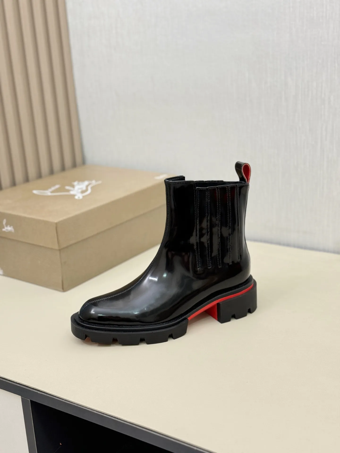[CL～High-end men’s red-soled shoes] Top P: 940💰. Size: 39-44 (38.45.46 can be customized) 🆑Top original purchase agent Imported open-edge bead fabric and water-dyed cowhide inside 🉑️ Imported TPU rubber sole, wear-resistant and non-slip, full of European style.